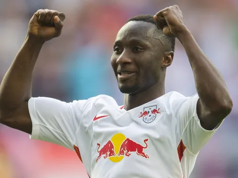 Naby Keita trổ tài tâng bóng điêu luyện