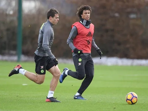Nathan Ake hào hứng trên sân tập chuẩn bị chạm trán Leicester