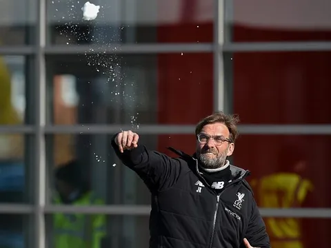 Ném tuyết thư giãn, Liverpool sẵn sàng đả bại Man Utd