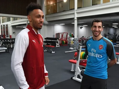 Neville cảnh báo Arsenal về bộ tứ L-M-A-O