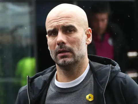 Neville mỉa mai quyết định dùng 6 cầu thủ dự bị của Pep Guardiola