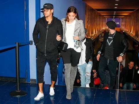 Bị treo giò, Neymar đi xem phim với bạn gái xinh xắn