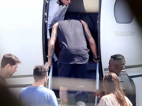 Neymar chống nạng, di chuyển khó nhọc sau ca phẫu thuật