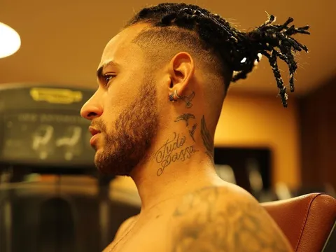 Neymar hóa thành ngôi sao nhạc rock với kiểu tóc mới