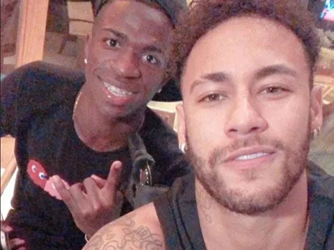 Neymar hội ngộ đàn em ở... sòng bài