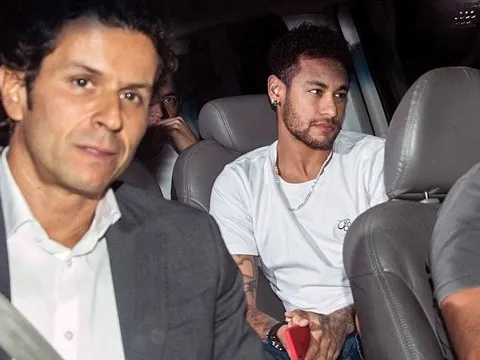 Neymar mặt không biến sắc trên đường đến bệnh viện điều trị