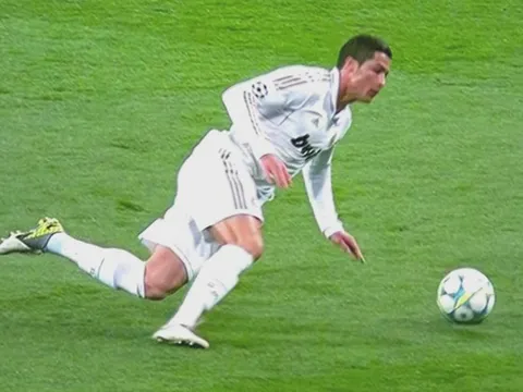 Neymar, Ronaldo và những pha bóng lỗi hài hước