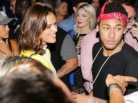 Neymar tình tứ bên bạn gái sau chiến tích ở đội tuyển