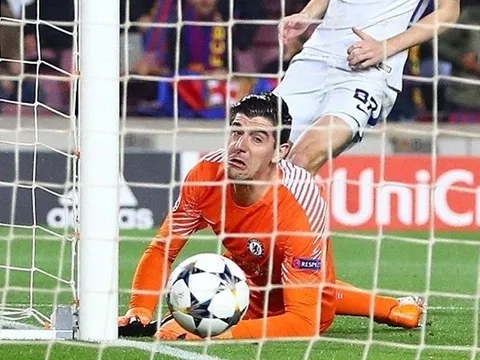 Ngày Courtois thấu hiểu biểu cảm bất lực của Phil Jones