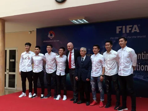 Chủ tịch FIFA thoải mái chụp ảnh cùng U23 và ĐT nữ Việt Nam