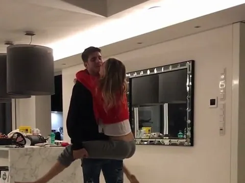 Nghỉ dài hạn, Morata dành thời gian âu yếm vợ yêu