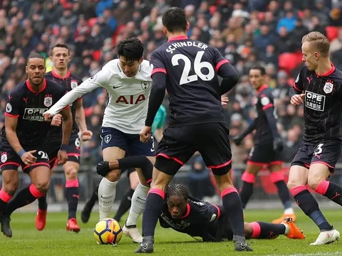 Ngôi sao châu Á của Tottenham khiến hàng thủ Huddersfield ngã rạp