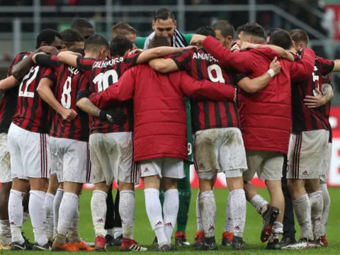 Ngược dòng ngoạn mục, Milan trở lại Serie A với 3 điểm