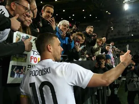 Người hùng Podolski nói gì trong ngày chia tay cảm xúc?