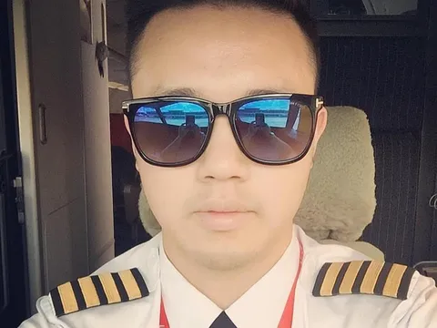 Nhan sắc không kém 'soái ca' của cơ trưởng đón U23 về nước