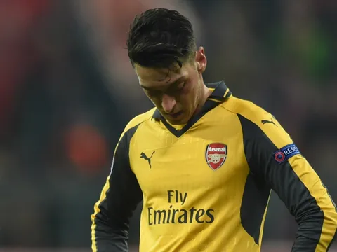 Nhìn Fabregas đá thế này, Oezil có chạnh lòng?