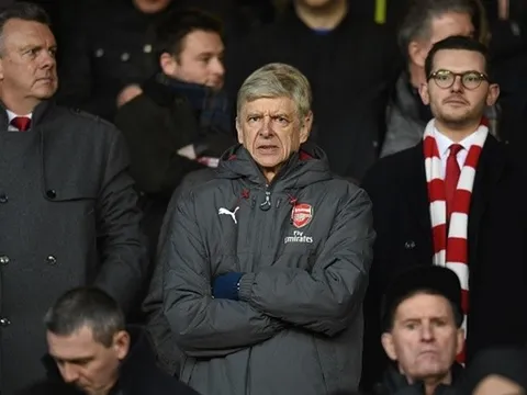 Nhìn học trò thua thảm, mặt Wenger không còn giọt máu