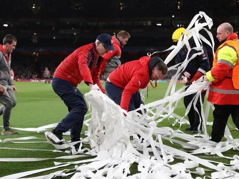 CĐV Bayern đồng loạt ném giấy vệ sinh phản đối Arsenal