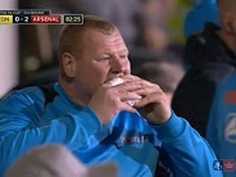 Những cú 'bay người' cản phá của chàng béo Wayne Shaw
