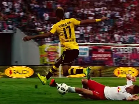 Những cú tắc bóng không thể chuẩn hơn tại Bundesliga mùa này