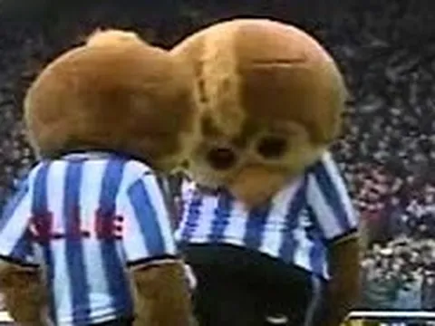 Những khoảnh khắc hài hước của các Mascot trên sân bóng