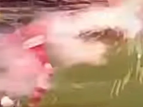 Những lần các cầu thủ bị ném pháo sáng vào sân