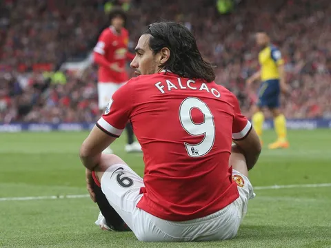 Những ngôi sao nổi danh nhưng 'tắt điện' ở Ngoại hạng Anh: Vô hình như Falcao