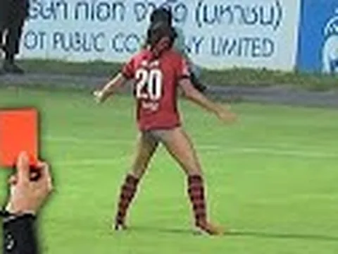 Những pha ăn mừng bị thẻ đỏ hài hước