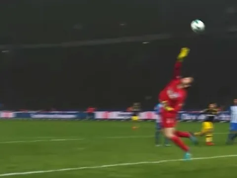 Những pha bay người cứu thua tuyệt đẹp tại Bundesliga trong tháng Giêng