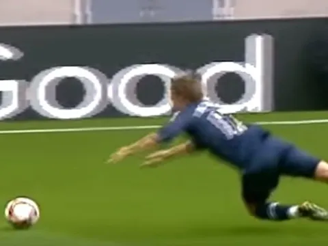 Những tình huống ăn vạ kiếm penalty của các ngôi sao thế giới