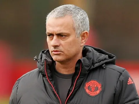 Ngó lơ top 4, Mourinho chơi tất tay với Europa League