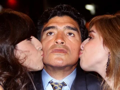 Bố con Maradona mâu thuẫn vì... 'mẹ kế'