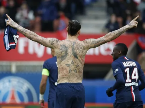 Nghỉ dưỡng thương, 'thánh Zlatan' giải trí bằng tha thu