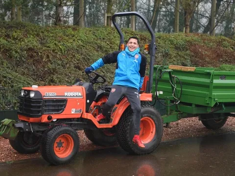 Chờ Man United rước quá lâu, Sanchez đổi nghề cắt cỏ
