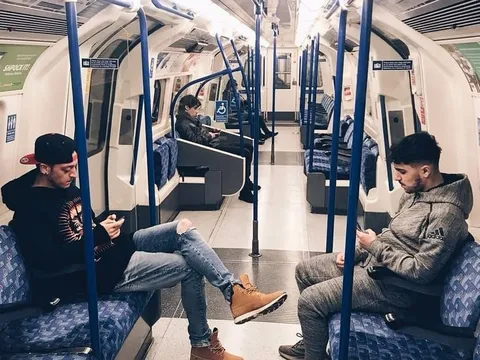 Bất ngờ với hình ảnh giản dị của sao bóng đá trên tàu điện ngầm