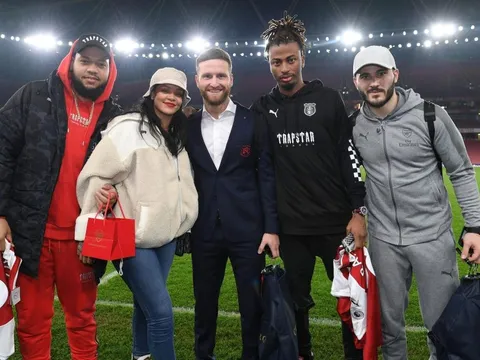 Sao Arsenal ăn mừng đại thắng cùng 'nữ hoàng nhạc số' Rihanna