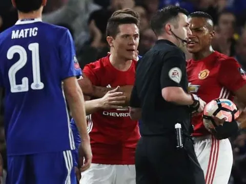 Nóng: Án chồng án, Man Utd bị FA 'sờ gáy'