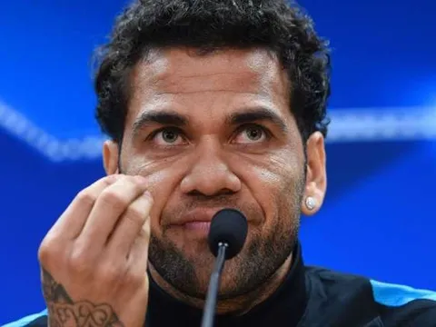 NÓNG: Dani Alves tố bị lãnh đạo Barca đối xử tệ bạc