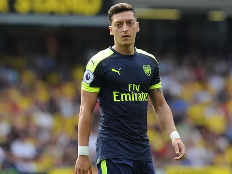 Oezil cảm giác mình giống 'bia đỡ đạn' ở Arsenal