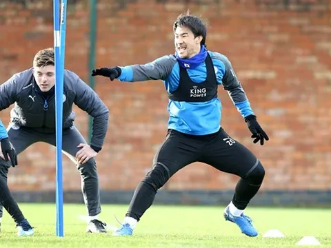 Okazaki "quậy" hết cỡ trên sân tập, quyết lấy lòng Puel
