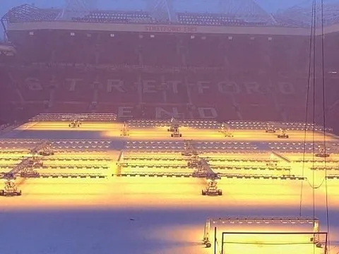 Mặt sân Old Trafford đổi màu trắng chỉ sau một đêm