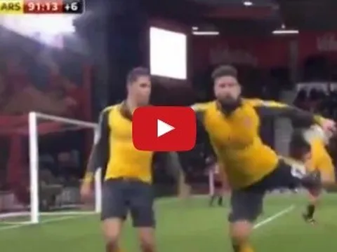 Olivier Giroud ăn mừng kiểu bò cạp lạ mắt