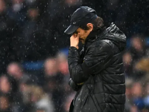 Ôm mặt dưới mưa, Conte bất lực trước sức mạnh Man City