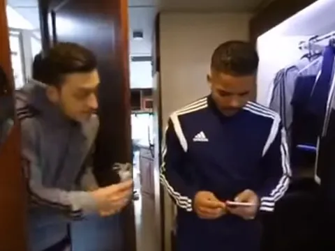 Ozil không ngừng hỗ trợ, kể cả bên ngoài sân cỏ
