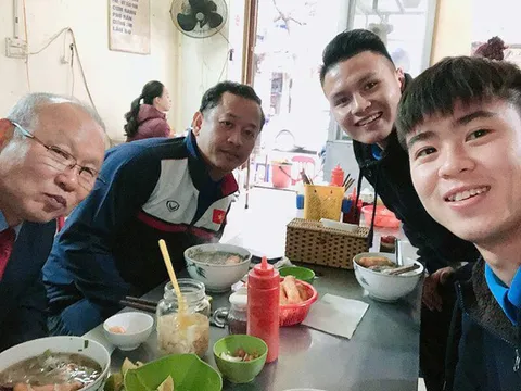 Duy Mạnh, Quang Hải mời HLV Park Hang-seo món phở bò