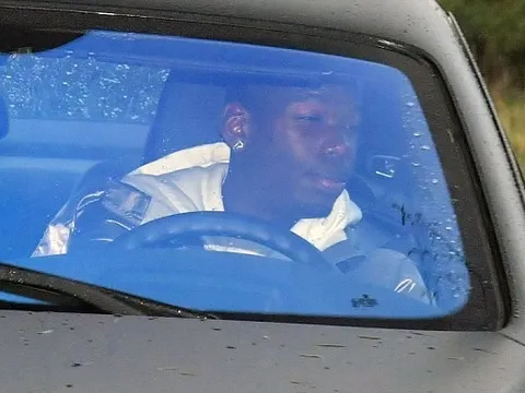 Paul Pogba lái siêu xe, hí hửng đến sân tập