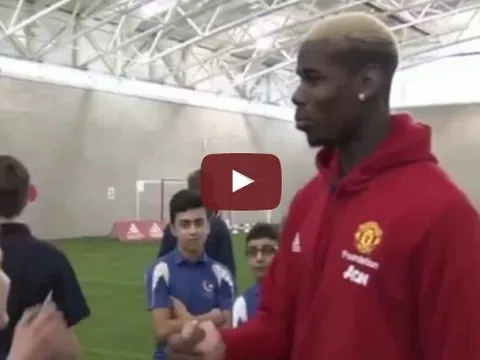 Paul Pogba trổ tài 'thiện xạ' khiến đám trẻ 'há hốc mồm'