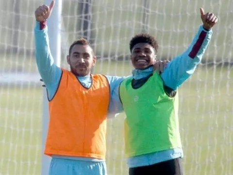 Payet cười đùa vô tư dù bị xuống tập với đội U23