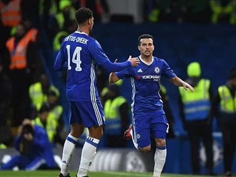 Pedro lập cú đúp, Chelsea đánh bại Peterborough dù chơi thiếu người