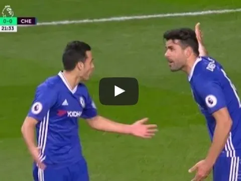 Pedro và Diego Costa cãi nhau ngay trong trận thua của Chelsea